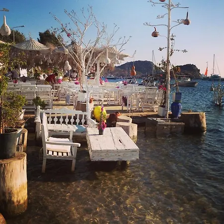 Guemuesluek Village * Gümüşlük